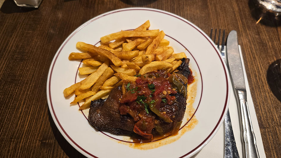 Plato de pollo con patatas en el restaurante Bouillon Gloriette