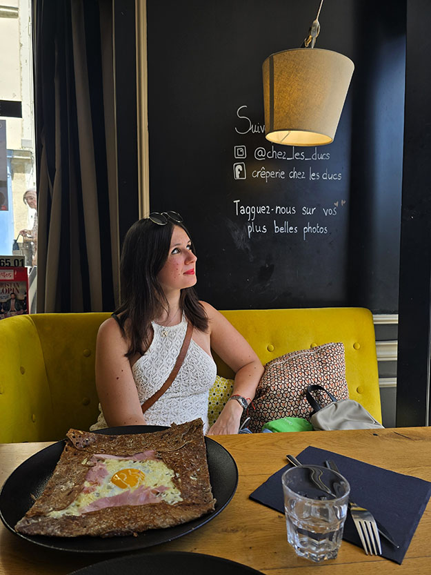 Mujer en el restaurante Chez les Ducs con su galette