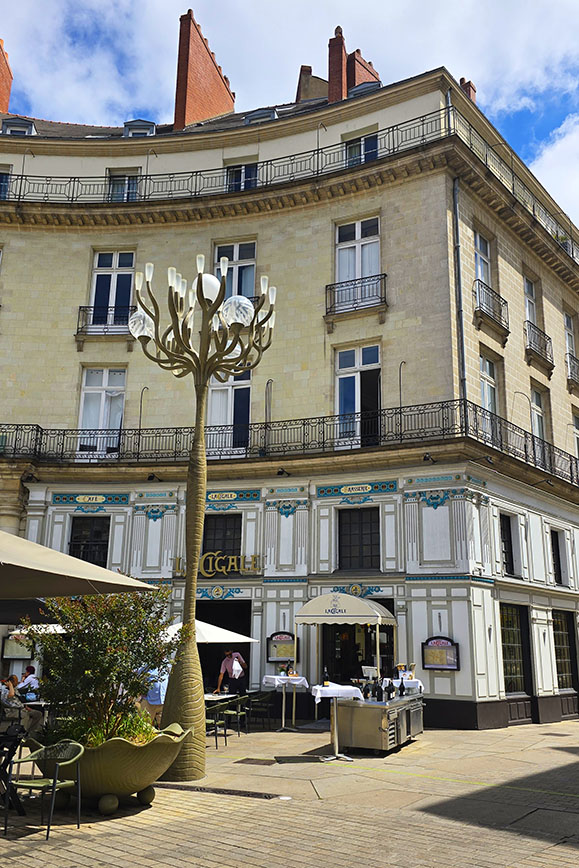 Fachada del Restaurante La Cigake en la Plaza Graslin de Nantes