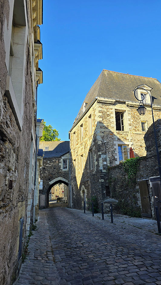 Calles con aire medieval en La Doutre, el mejor barrio que ver en Angers