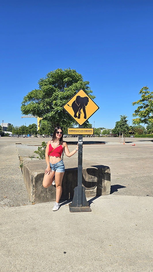 Turista junto a señal de "cuidado con el elefante" en Nantes