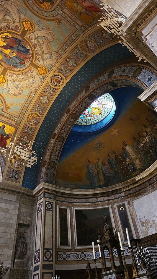 Techos decorados de la Iglesia de Nuestra Señora del Buen Puerto, una de las mejores cosas que ver en Nantes