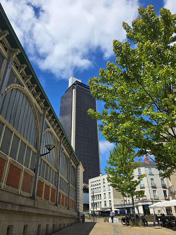 Torre Bretaña de Nantes junto a las Halles de Talensac