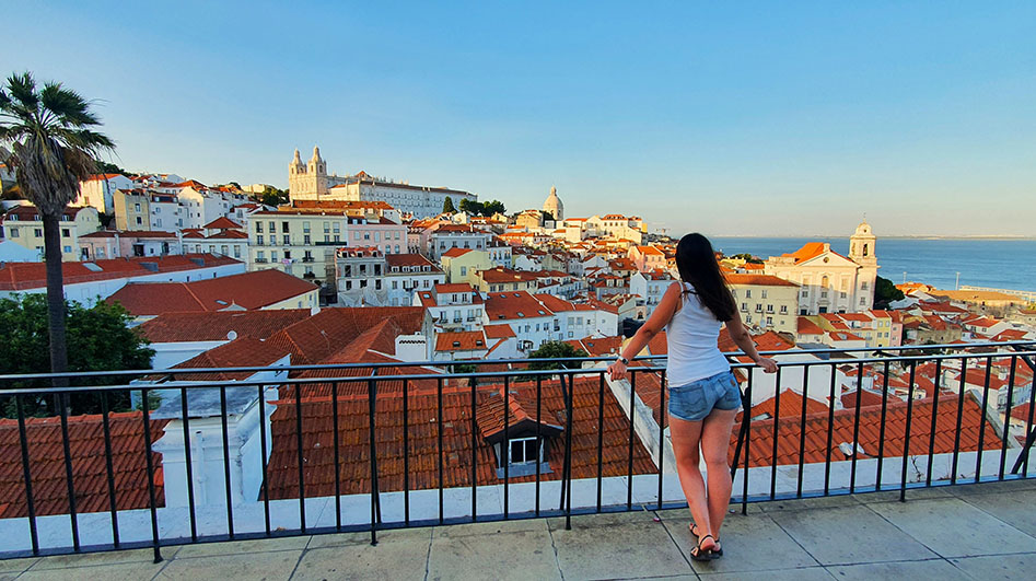 Turista disfrutando de las vistas del Mirador Portas do Sol