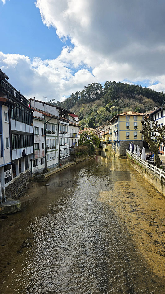 Vistas del centro histórico de Ea desde el puente