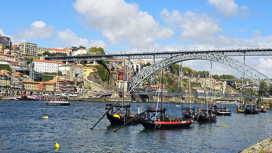 Barcos sobre le río Duero y el Ponte Luís I - Cómo ir del aeropuerto de Oporto al centro